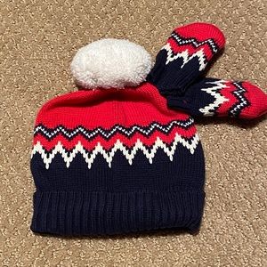 New Baby Gap hat/mitten set. 6-12 months